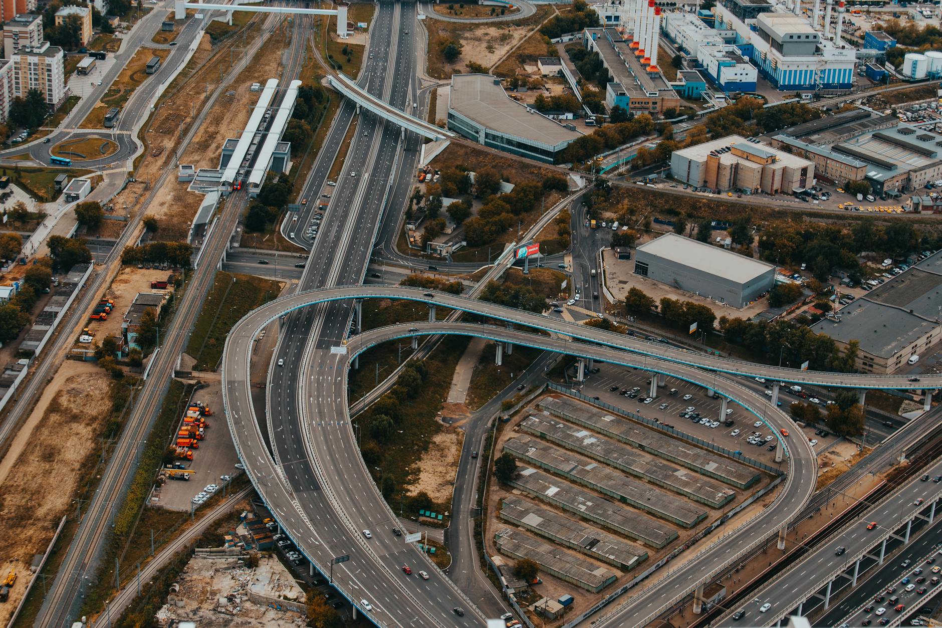 Lotnicze ujęcie złożonego węzła autostradowego w mieście
