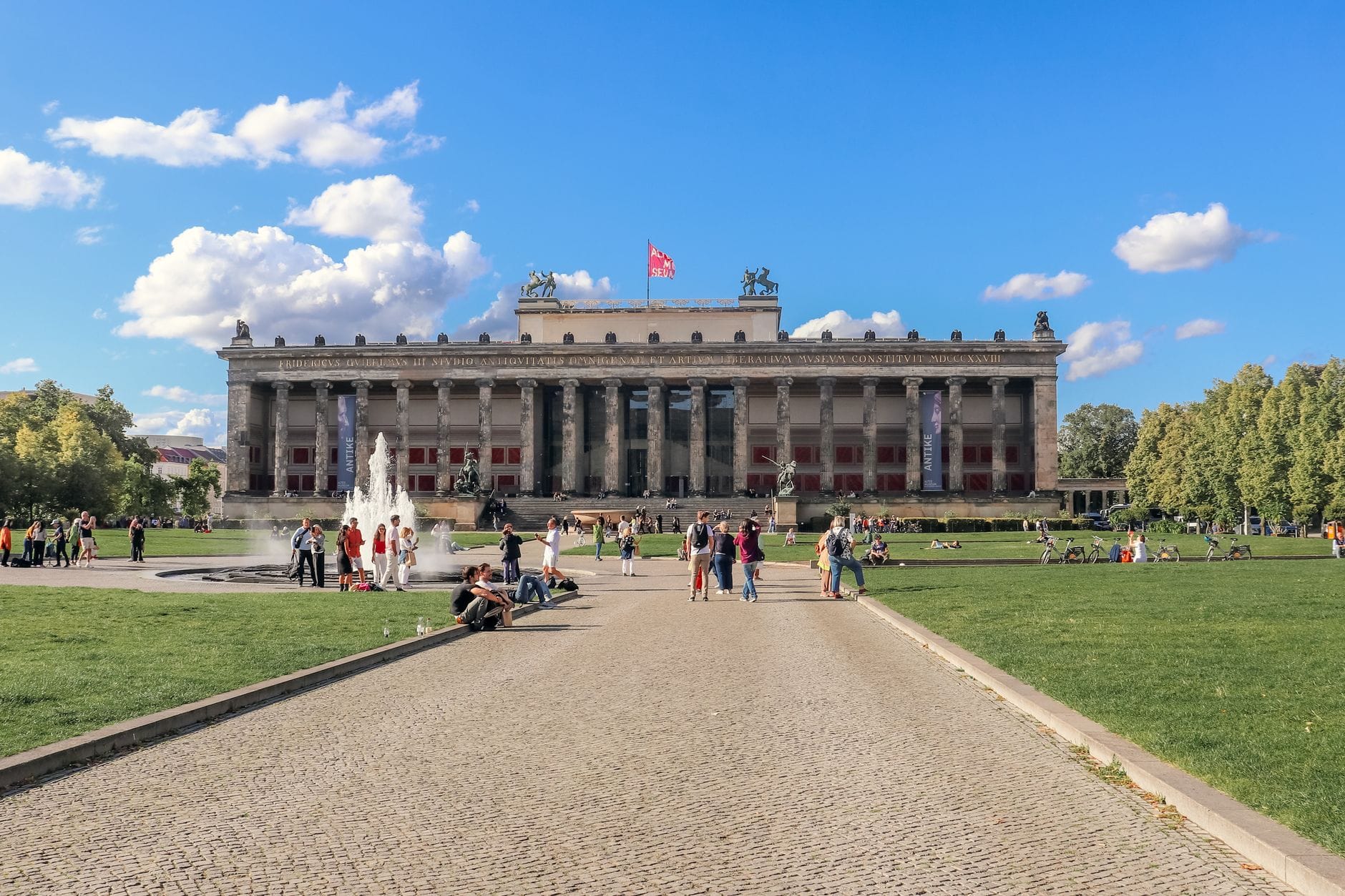 Altes Museum w Berlinie w słoneczny dzień, ludzie odpoczywają na trawie