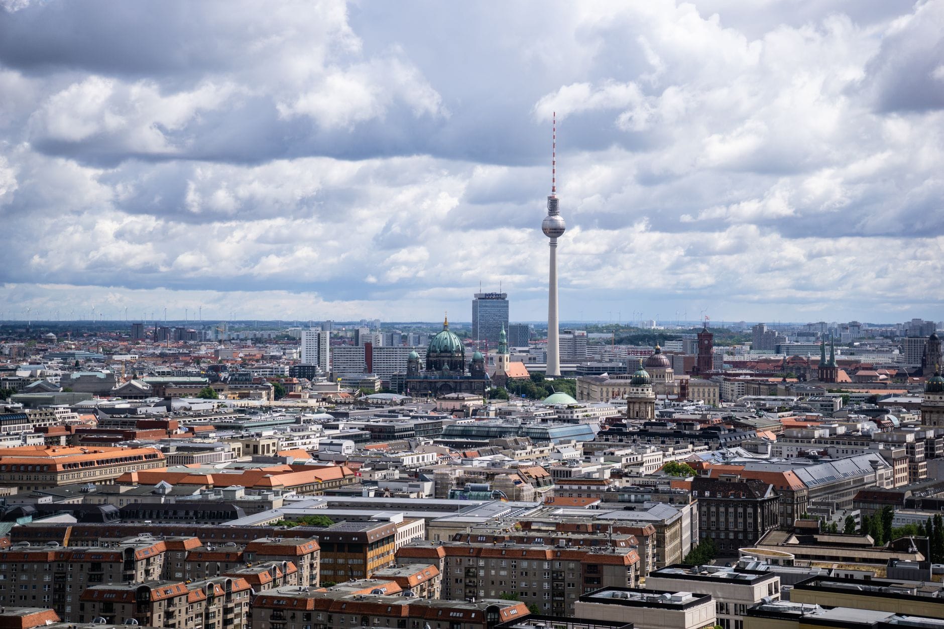 Panorama Berlina z lotu ptaka z wieżą telewizyjną i nowoczesną zabudową