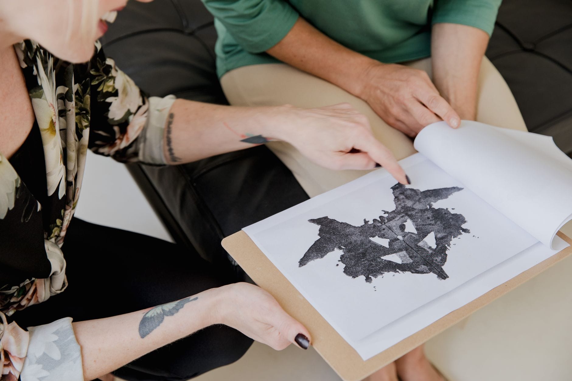 Psycholog i kierowca analizują plamę atramentową testu Rorschacha