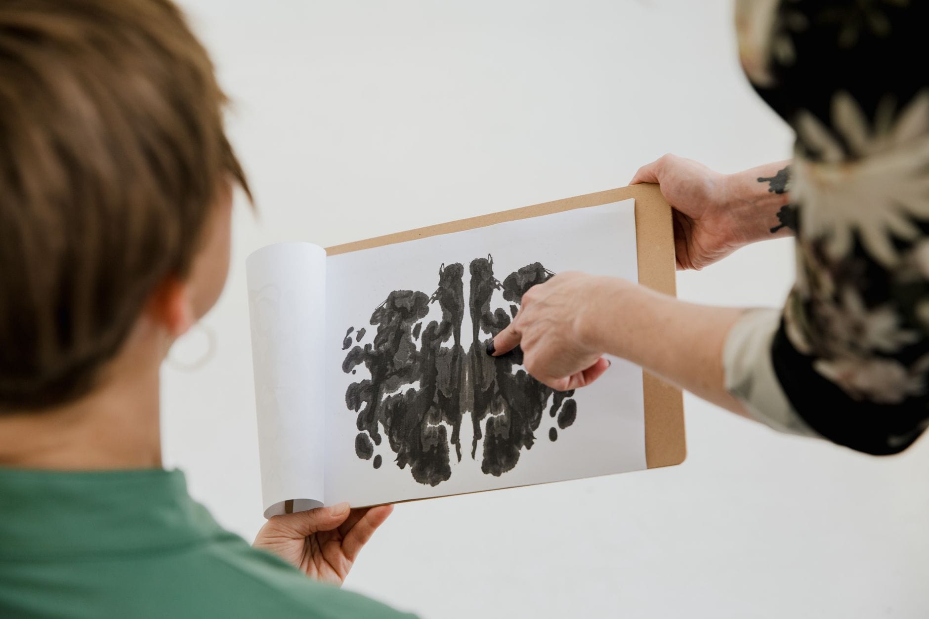 Psycholog omawia z pacjentem test Rorschacha w gabinecie